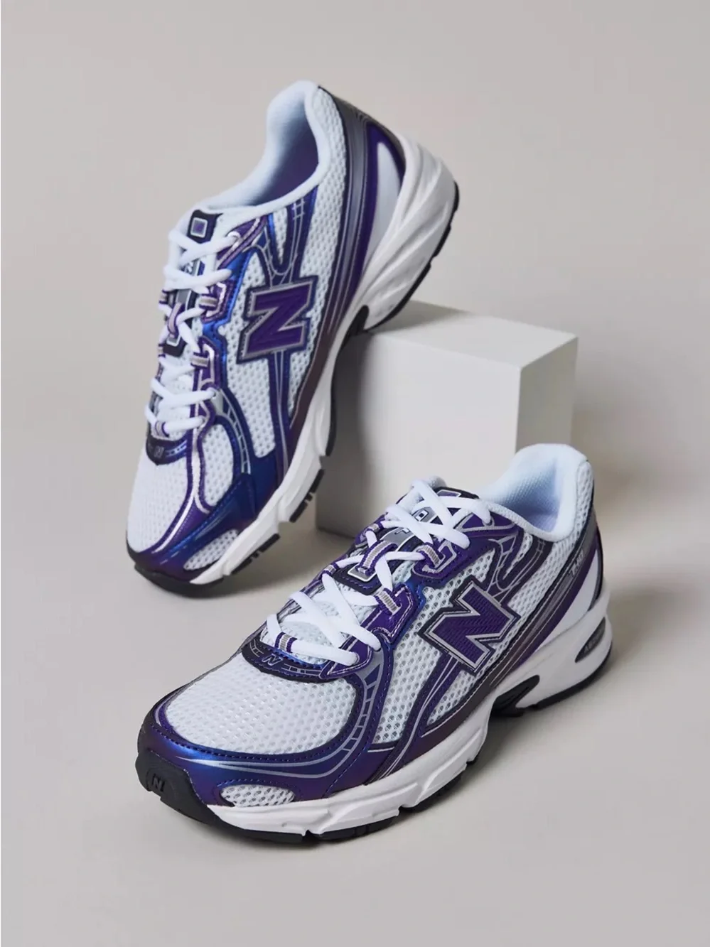 NEW (without box) New Balance 740 Sneakers size M7.5 W9